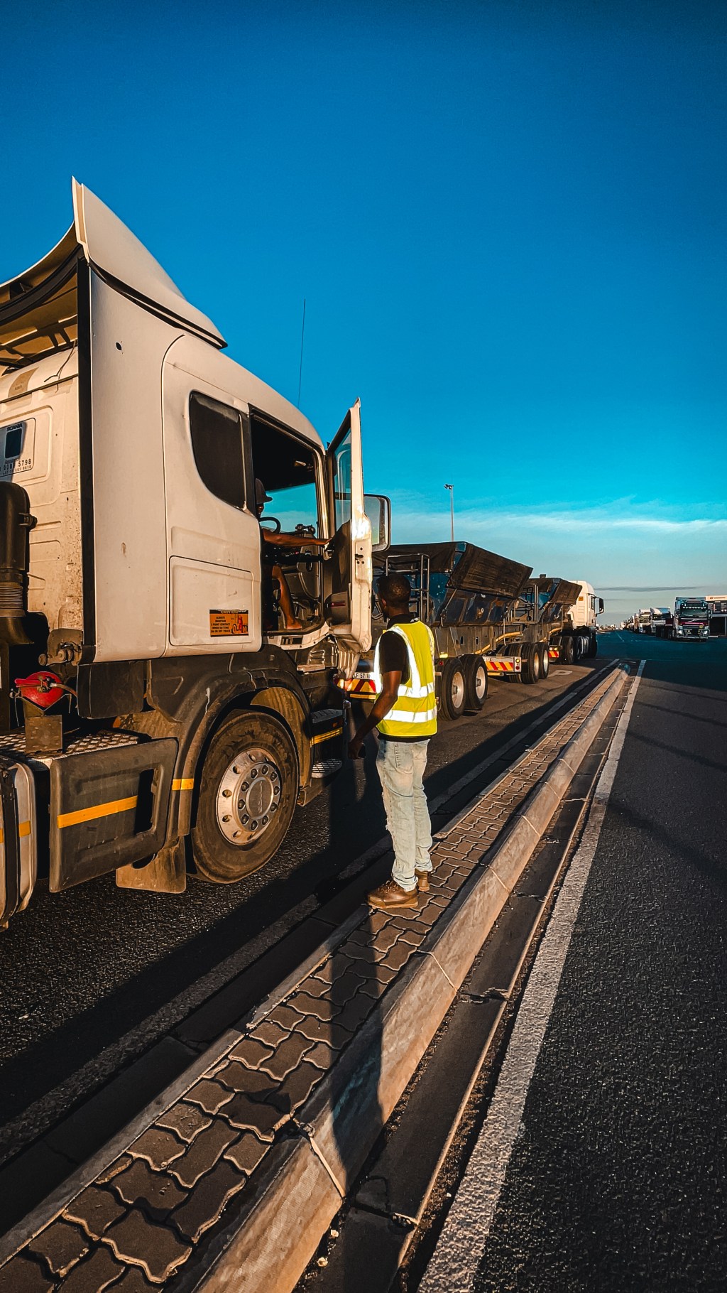 What to Know Before Renting a 34-Ton Side Tipper in South&nbsp;Africa